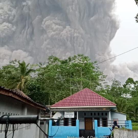 Imagini dramatice din Indonezia, unde vulcanul Semeru erupe pentru a doua oară în ultimele luni