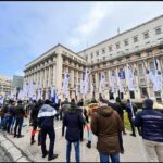 Poliţiştii protestează pentru salarii în faţa MAI: „E ca și cum ai prinde doi hoți și unuia i-ai da drumul!” (Foto&Video)