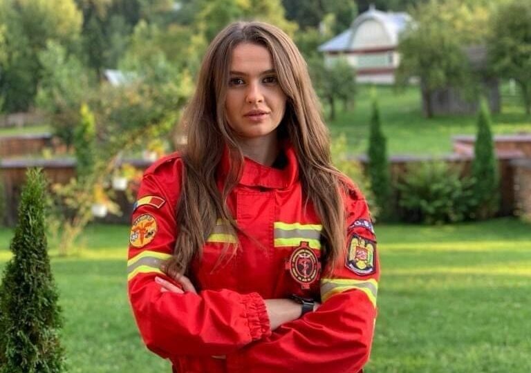 Miss Tourism România este salvator montan și s-a vaccinat cu a treia doză