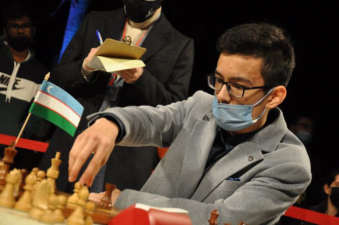 Un șahist de 17 ani din Uzbekistan l-a detronat pe Magnus Carlsen și a devenit campion mondial