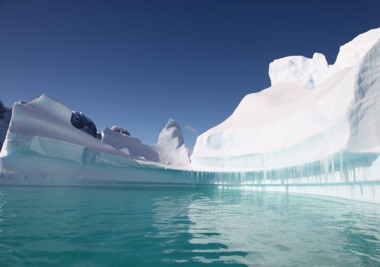 Unul dintre cei mai mari gheţari din Antarctica s-ar putea sparge precum un parbriz. Are suprafaţa Marii Britanii