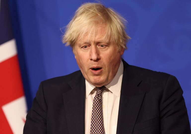 De teama Omicron, Boris Johnson le cere angajaților să lucreze de acasă