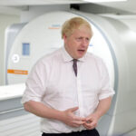 Deși crește numărul infectărilor cu Omicron în Regatul Unit, Boris Johnson vrea petreceri de Crăciun. Ce îi răspund medicii