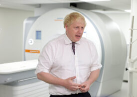 Deși crește numărul infectărilor cu Omicron în Regatul Unit, Boris Johnson vrea petreceri de Crăciun. Ce îi răspund medicii