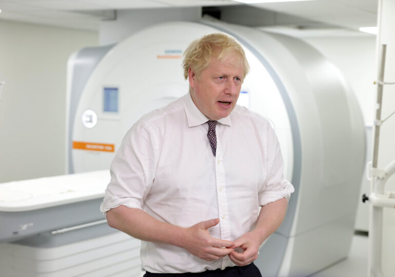 Deși crește numărul infectărilor cu Omicron în Regatul Unit, Boris Johnson vrea petreceri de Crăciun. Ce îi răspund medicii