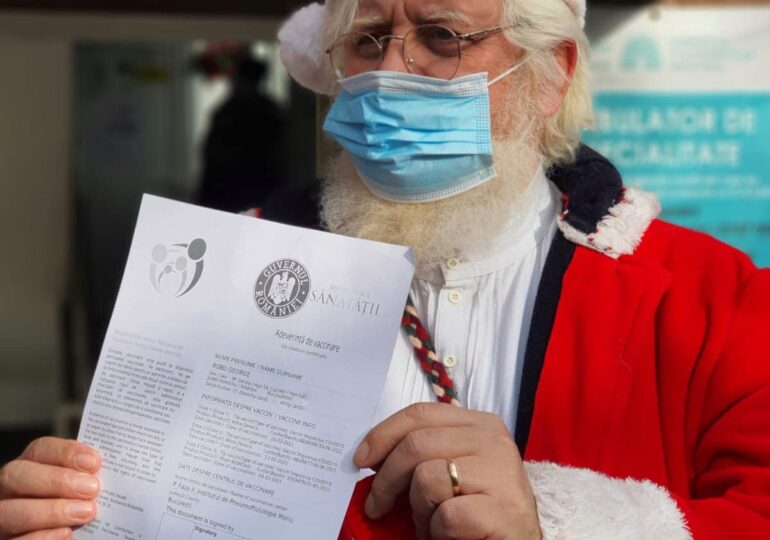 Moș Crăciun a făcut doza 3 de vaccin antiCovid și a început să ducă daruri copiilor (Foto)