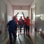 Femeie rănită pe trotuar, după ce două mașini s-au ciocnit și una a ricoșat