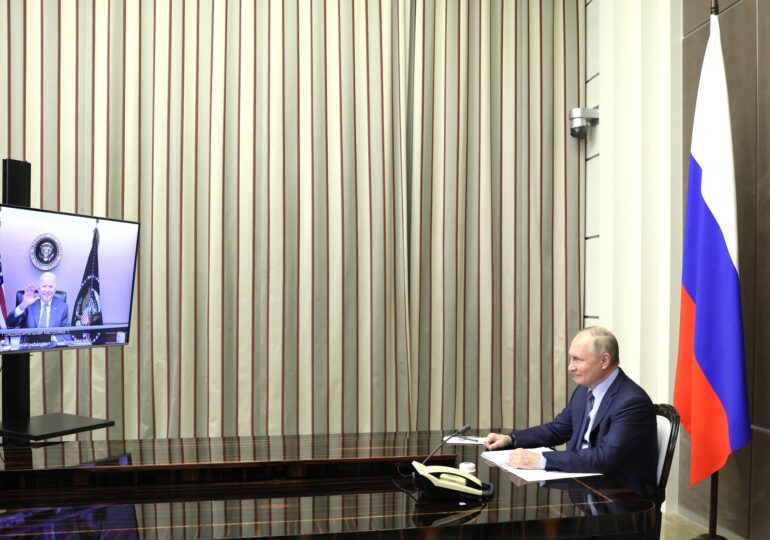 Biden și Putin au vorbit două ore despre amenințarea Ucrainei. Rusia cere NATO să nu-i vină la graniță (Video)