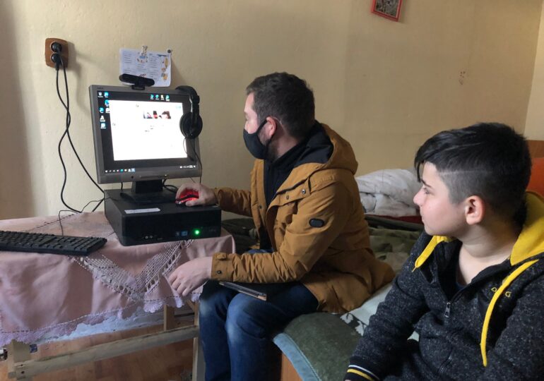 300 de copii primesc PC-uri și tablete care să-i ajute să studieze
