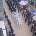 Patru persoane care au încălcat restricțiile Covid în China, umilite public şi forţate să defileze încătuşate (Video)