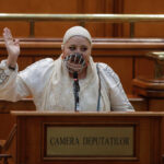 Ciolacu i-a cerut lui Șoșoacă să-și pună masca în Parlament, pentru că îi încalcă dreptul la viață. Ea a venit la tribună cu o botniță (Foto)