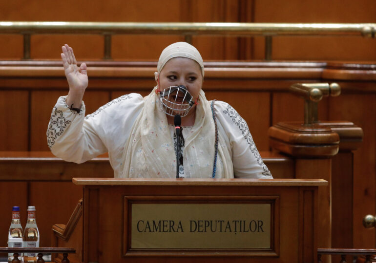 Ciolacu i-a cerut lui Șoșoacă să-și pună masca în Parlament, pentru că îi încalcă dreptul la viață. Ea a venit la tribună cu o botniță (Foto)