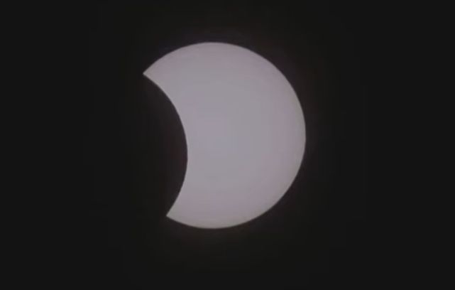 Fenomen astronomic rar, astăzi: Eclipsă totală de soare, cu un traseu neobișnuit (Video)