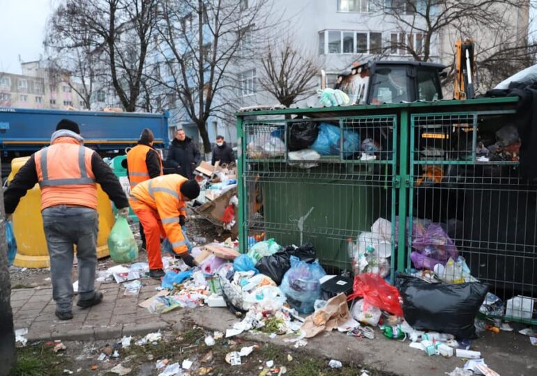 Mormane de gunoi pe străzile din Baia Mare, firma de salubrizare nu îl mai ridică (Galerie foto)