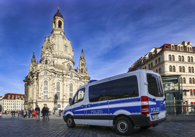 Poliția din Saxonia intervine cu forțele speciale, după ce premierul de land a fost amenințat cu moartea de antivaccinişti