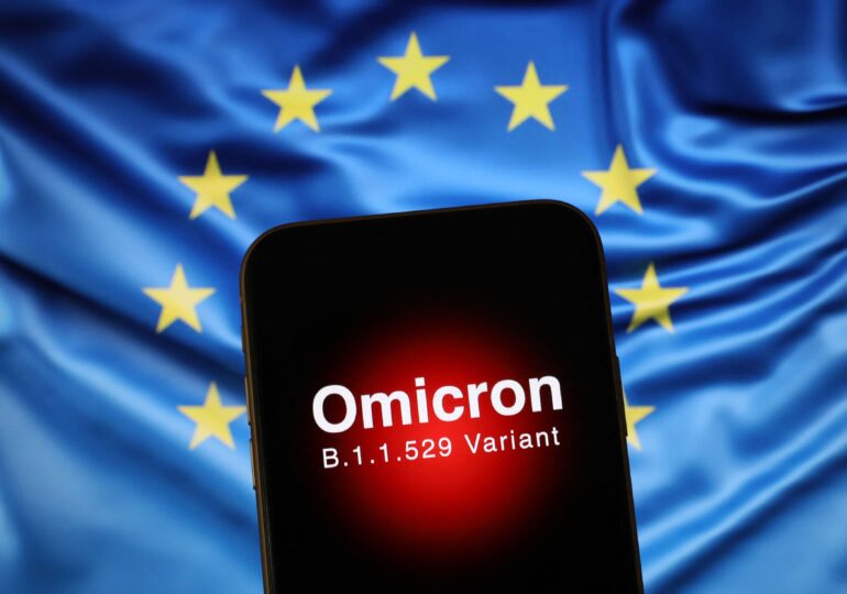 Omicron aduce recorduri absolute în Europa, cu sute de mii de cazuri noi pe zi. OMS spune că nu e cazul încă de vaccin nou