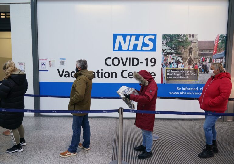 Test PCR obligatoriu la intrarea în Marea Britanie, inclusiv pentru cei vaccinați