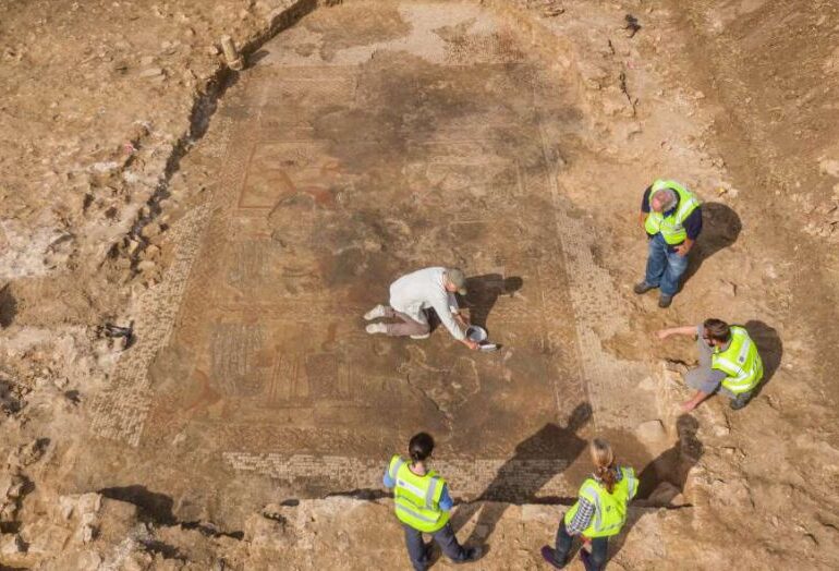 Un mozaic cu totul special, din vremea Imperiului Roman, a fost descoperit în Marea Britanie
