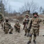 Mii de civili din Ucraina se înscriu în programe de antrenament militar, anticipând o invazie a rușilor