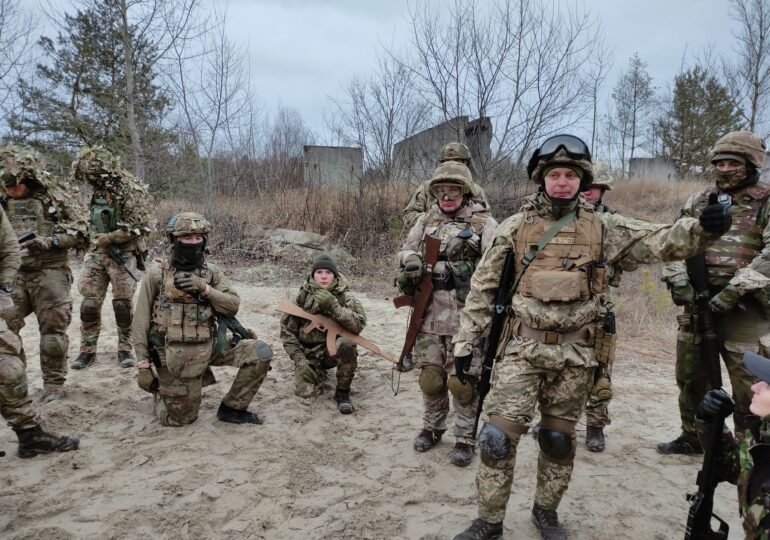 Mii de civili din Ucraina se înscriu în programe de antrenament militar, anticipând o invazie a rușilor