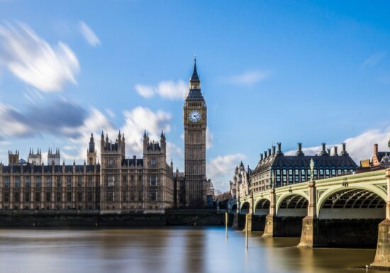 Marea Britanie. Sute de mii de studenți, inclusiv mulți români, acuzați că au fraudat sistemul de credite de la stat