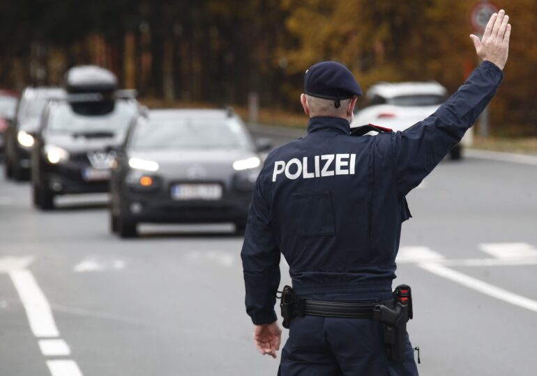 Schengen: Austria introduce controale și la frontiera cu Cehia