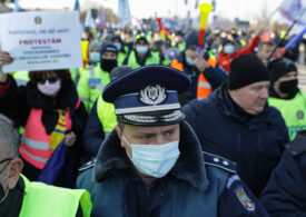 Protestul la care participă poliţişti, pensionari şi angajaţi din Sănătate a blocat circulația, în centrul Capitalei. "După 29 de ani de muncă, am pensie de aproape 4.000 de lei!" (Foto&Video)