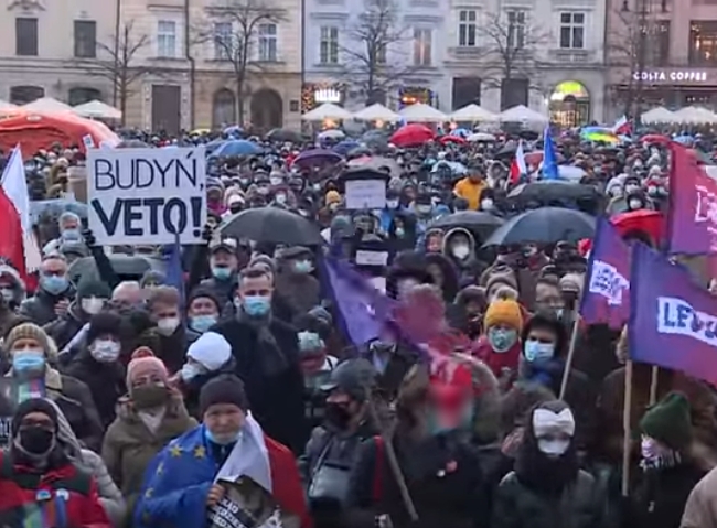 Proteste în mai multe oraşe din Polonia pentru susţinerea libertăţii presei (Video)