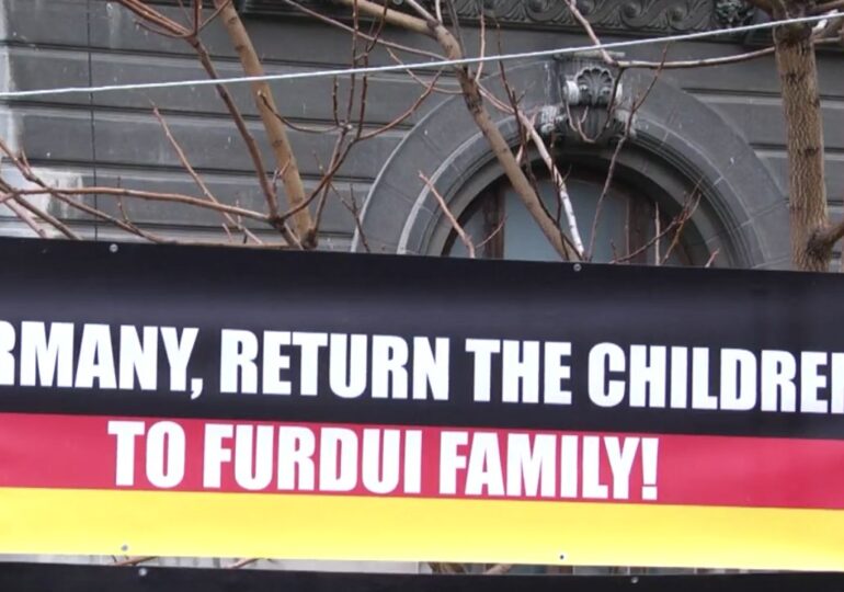 Proteste de la New York la Bucureşti, în sprijinul unei familii de români din Germania lăsată fără cei 7 copii. Ce fac autorităţile
