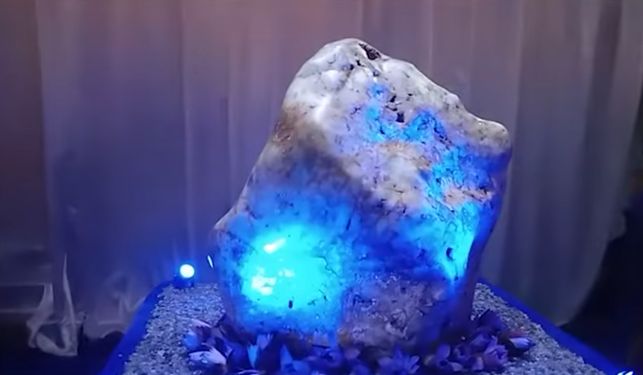 Cel mai mare safir natural albastru din lume va fi scos la licitație (Video)