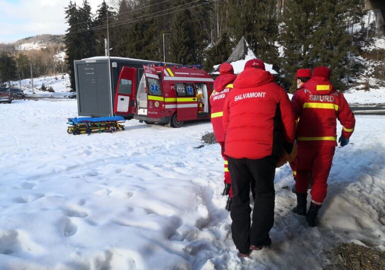 Doi răniţi în accidente cu snowmobilul şi un bărbat blocat într-o zonă greu accesibilă găsit decedat de către salvamontiștii din Maramureș