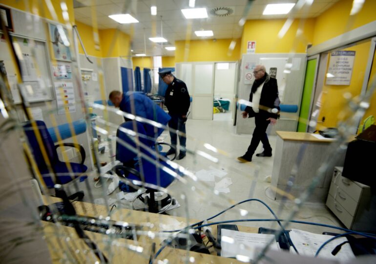 Sute de cadre medicale au fost prinse în Italia că au lucrat fără să fie vaccinate anti-Covid