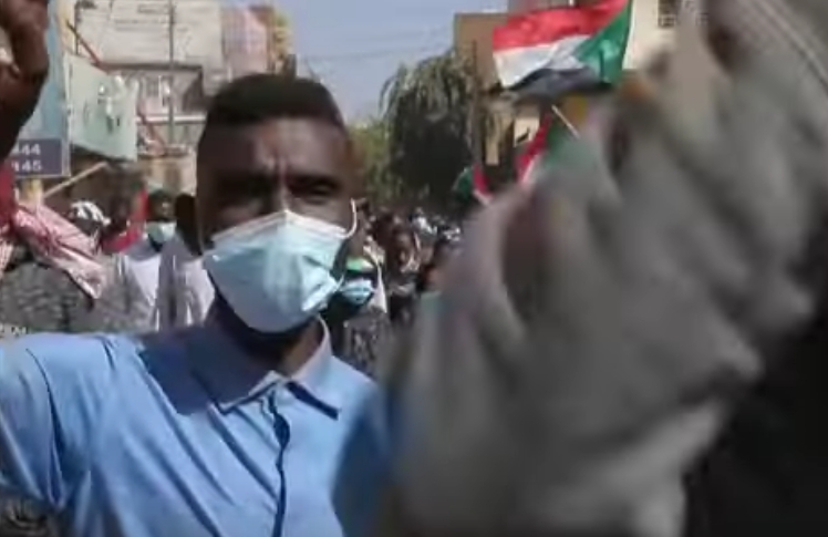 Protest masiv în Sudan: Sute de mii de oameni au mărșăluit către palatul prezidenţial (Video)