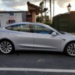 Tesla nu mai dă încărcătoare mobile celor care îi cumpără maşinile. Spune că era risipă