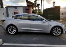 Tesla va rechema la service peste 475.000 de maşini electrice
