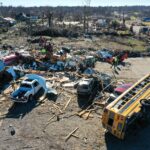 Tornadele excepţionale din SUA au omorât 94 de oameni şi au ridicat lucruri la 9.000 de metri (Video)