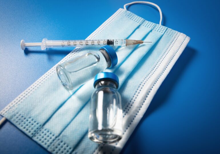 Doar ”vaccinarea singură nu este de ajuns” împotriva Omicron, avertizează ECDC