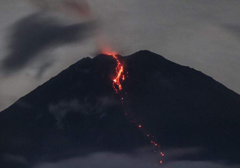 Vulcanul care a erupt în Indonezia a ucis cel puţin 13 oameni. Un sat a fost acoperit cu un strat gros de lavă rece şi cenuşă (Video)