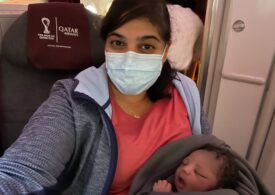 O fetiţă s-a născut într-un avion de noapte către Uganda, cu ajutorul unei doctoriţe din Canada