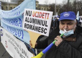 Sindicatele din industria aluminiului protestează la Guvern: ”Sute de oameni vor intra în șomaj tehnic”
