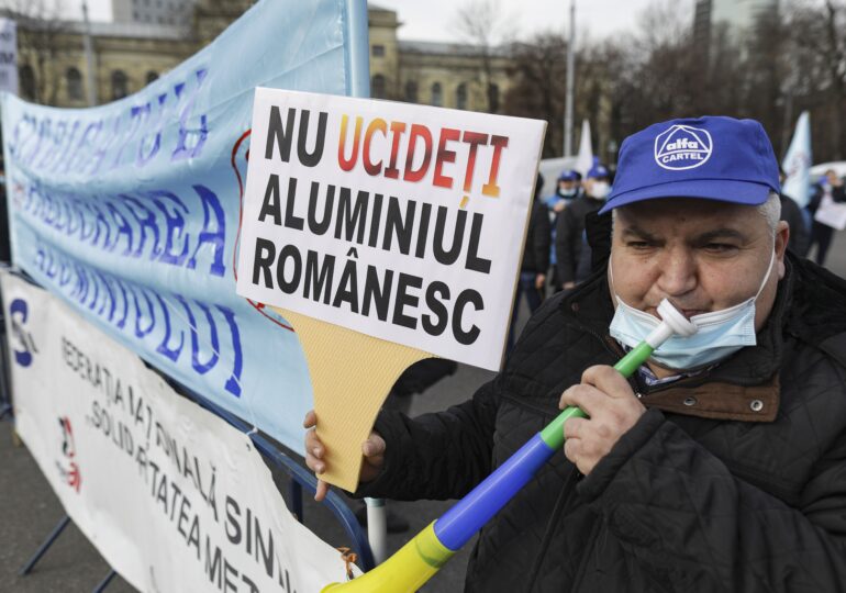 Sindicatele din industria aluminiului protestează la Guvern: ”Sute de oameni vor intra în șomaj tehnic”