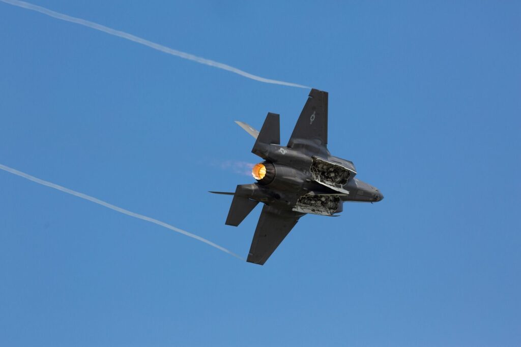 Un avion de luptă F-35 s-a prăbușit la celebra bază „Top Gun” din San Diego (Video)