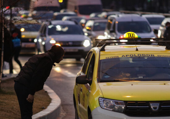 Un taximetrist din București i-a furat telefonul unui client și i-a golit conturile bancare