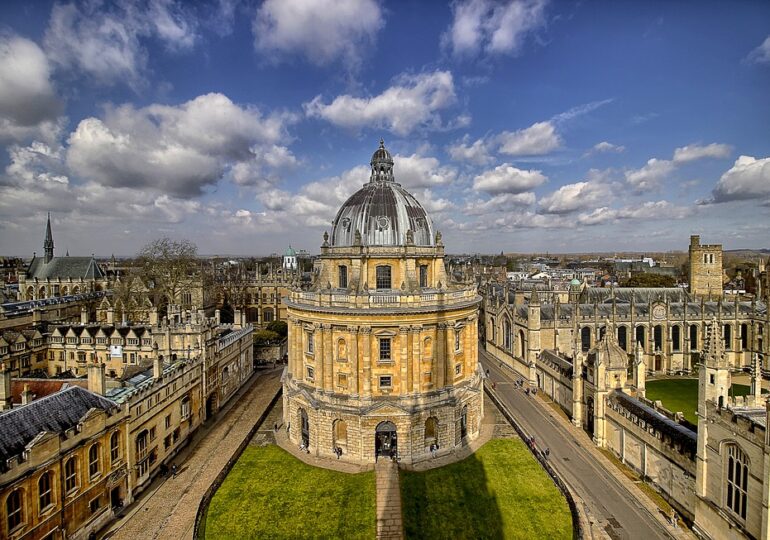 Universitatea Oxford caută voluntari care să contracteze deliberat Covid-19 în numele ştiinţei