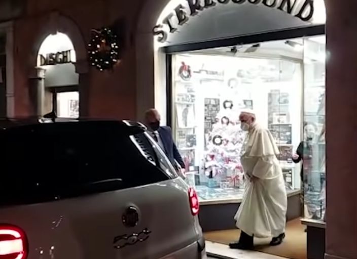 Papa Francisc i-a trimis o scrisoare ziaristului care l-a surprins într-un magazin de discuri (Video)