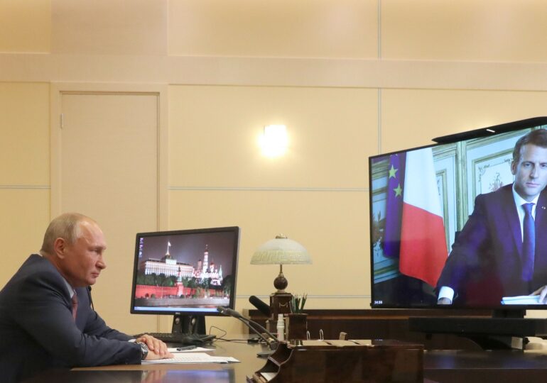 Putin i s-a plâns lui Macron că Ucraina e de vină pentru agravarea conflictului din Donbass