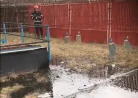 Un cartier din Ploiești e inundat de petrol, după ce s-a spart o conductă (Video)