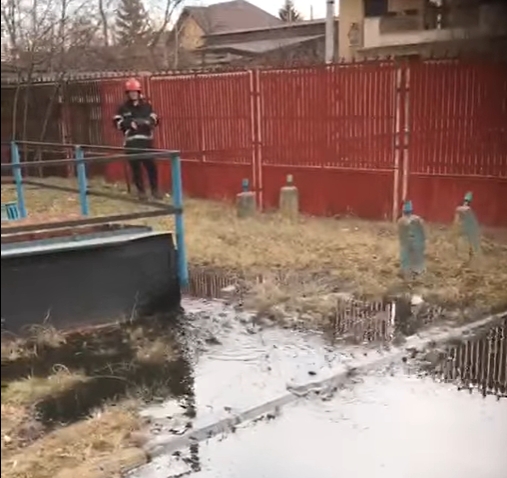 Un cartier din Ploiești e inundat de petrol, după ce s-a spart o conductă (Video)