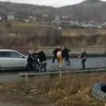 Bătaie în trafic, pe Valea Prahovei: Au participat 10 persoane, inclusiv o femeie cu copilul în braţe (Video)