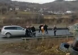 Bătaie în trafic, pe Valea Prahovei: Au participat 10 persoane, inclusiv o femeie cu copilul în braţe (Video)